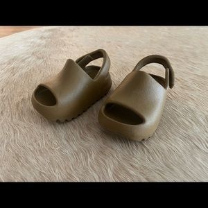 YEEZY SLIDE INFANT Color: Ochre / Ochre / Ochre 
Size: 5K 
Article No.: GW1933